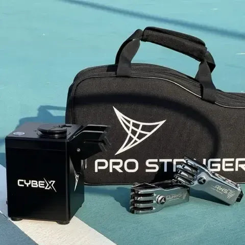 Das CybeX-Paket auf dem Platz: Maschine, Klemmen und Pro Stringer Reisetasche